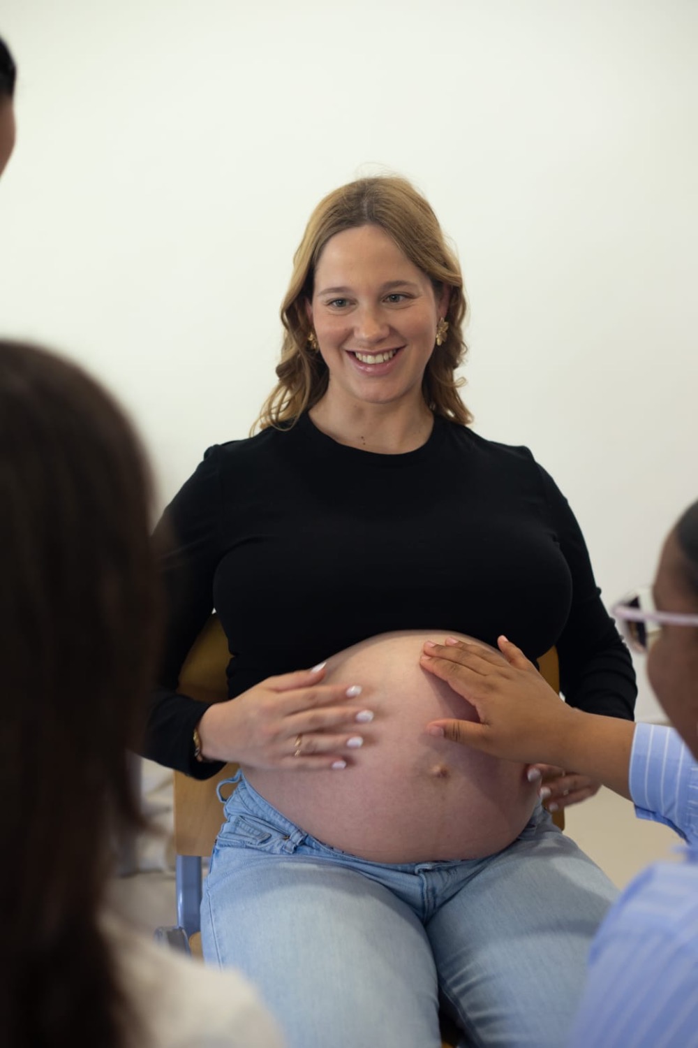 Doula acompanhando mulher grávida